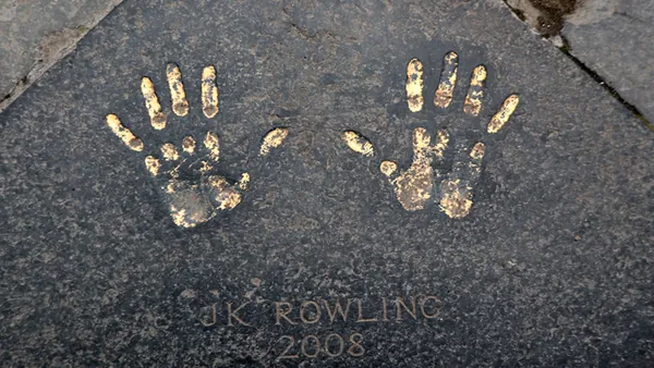 Manos de J.K. Rowling inmortalizadas en Royal Mile Edimburgo con placa grabada y fecha 2008