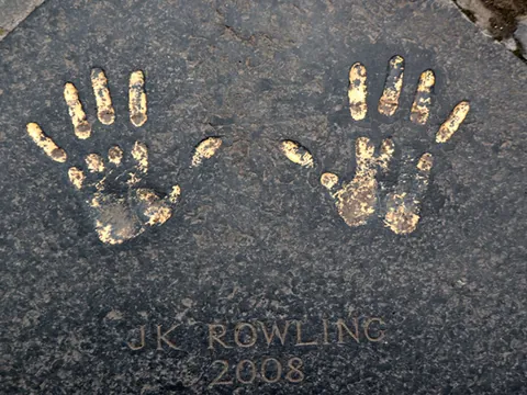 Manos de J.K. Rowling inmortalizadas en Royal Mile Edimburgo con placa grabada y fecha 2008