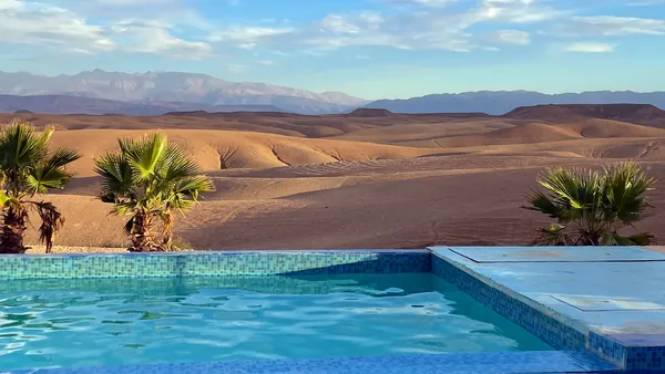 Piscina en el desierto de Agafay cerca de Marrakech, rodeada de dunas
