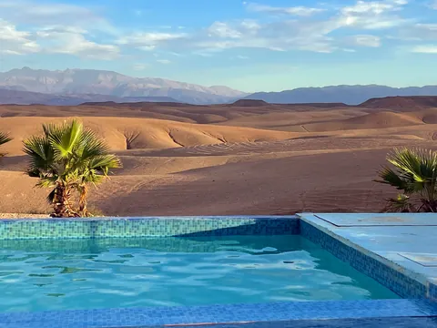 Piscina en el desierto de Agafay cerca de Marrakech, rodeada de dunas