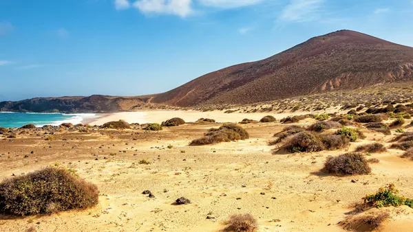 Playa de arena dorada en la Isla Graciosa.