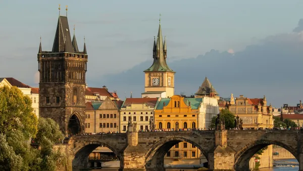 Torre del Puente de la Ciudad Vieja y el Puente de Carlos sobre el río Moldava en Praga.