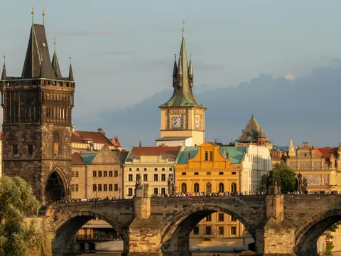 Torre del Puente de la Ciudad Vieja y el Puente de Carlos sobre el río Moldava en Praga.