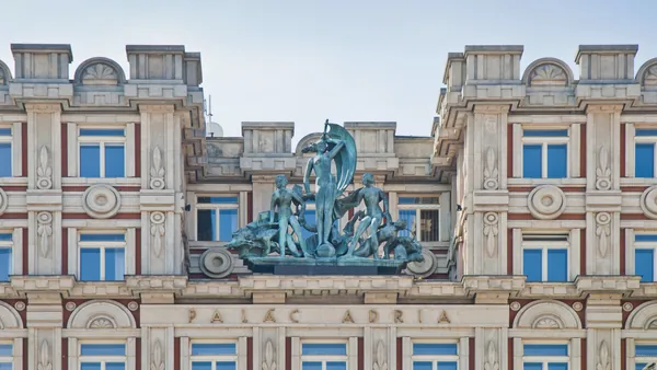 Fachada rondocubista del Palacio Adria en Praga, República Checa