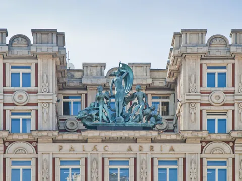 Fachada rondocubista del Palacio Adria en Praga, República Checa