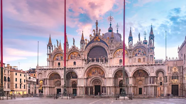 Fachada de la Basílica de San Marcos en la Plaza San Marcos de Venecia
