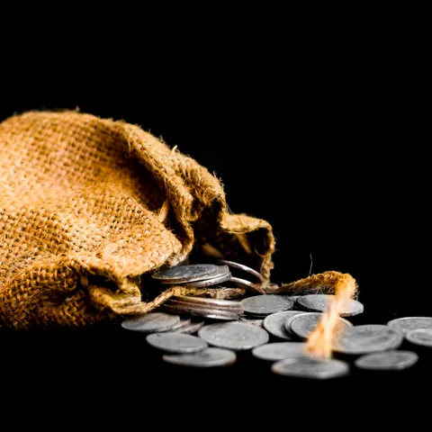 Saco con 30 monedas antiguas-¿Dónde se rodó la serie “30 monedas”? -Blog-Buendiatours
