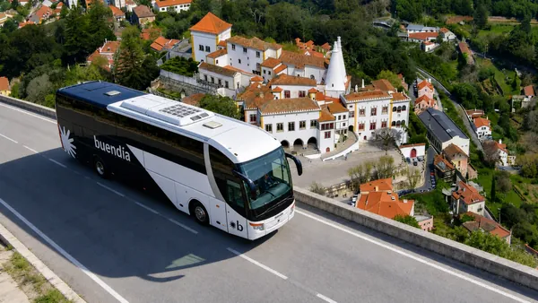 Vista del autobús de buendía con el Palacio Nacional de Sintra, Portugal