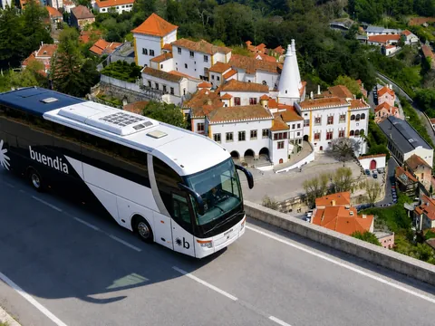 Vista del autobús de buendía con el Palacio Nacional de Sintra, Portugal