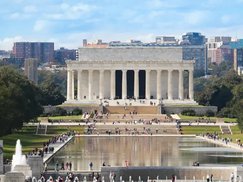 **Alt sugerido (≤80 caracteres):** Monumento Lincoln Memorial en Washington D. C., Estados Unidos