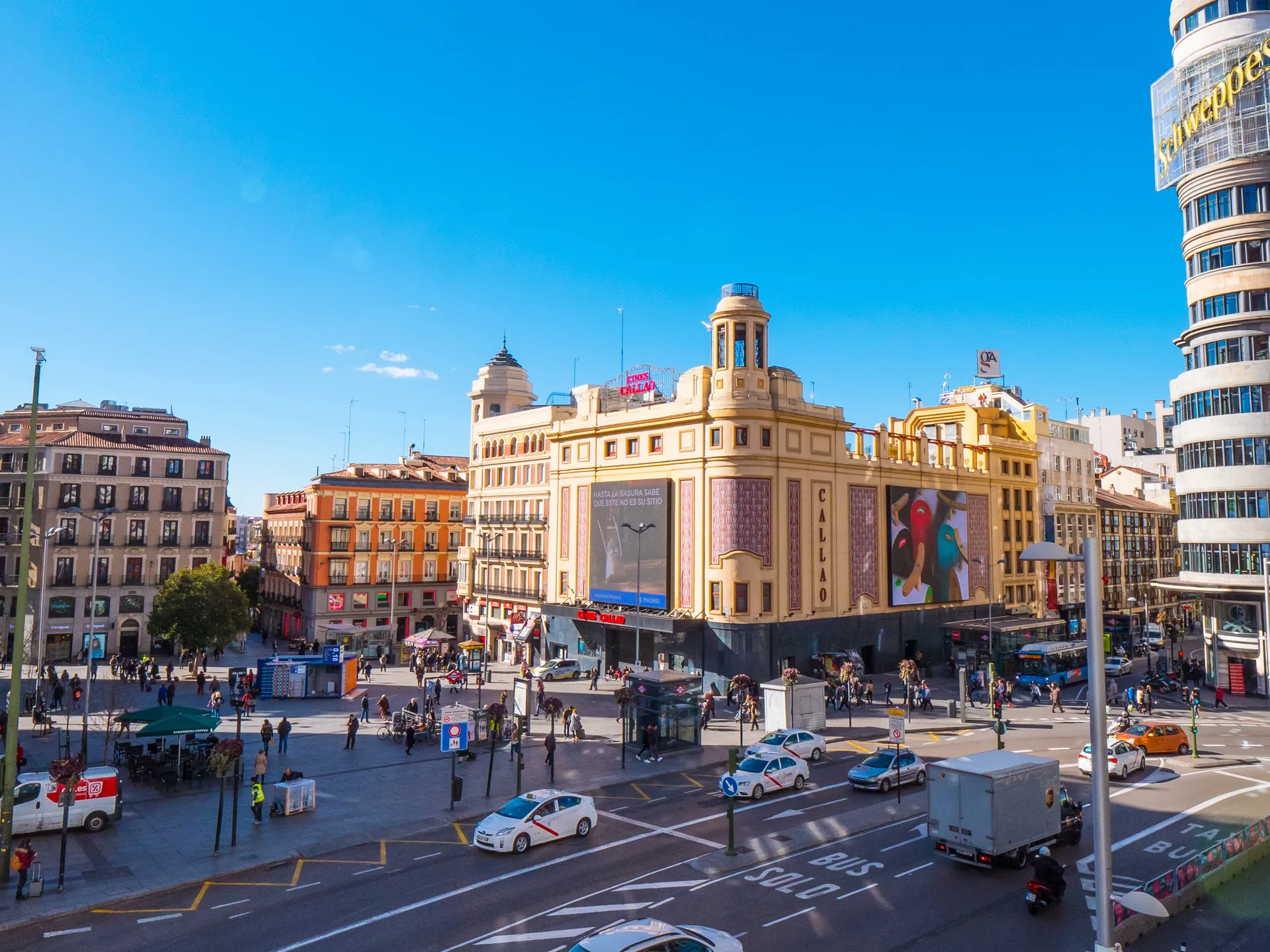 Plaza del Callao de Madrid con gente paseando - Plaza del Callo - Qué ver en Madrid - Guía de viaje Madrid - Buendía Tours