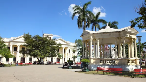 Plaza principal de Santa Clara en un día soleado, Cuba
