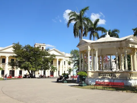 Plaza principal de Santa Clara en un día soleado, Cuba