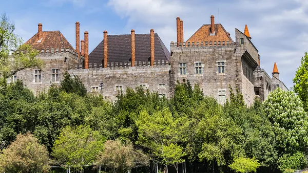 Fachada y vegetación que rodea el palacio, uno de los edificios medievales más importantes de la ciudad.