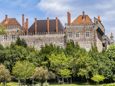 Fachada y vegetación que rodea el palacio, uno de los edificios medievales más importantes de la ciudad.