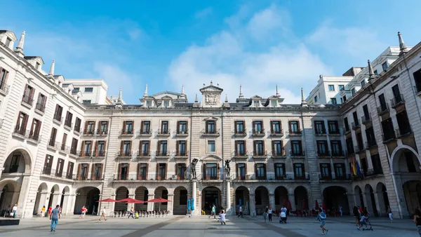 Plaza Porticada de Santander en Cantabria con arquitectura simétrica y portales