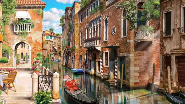 Canal y fachadas tradicionales en el centro histórico de Venecia