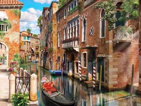 Canal y fachadas tradicionales en el centro histórico de Venecia