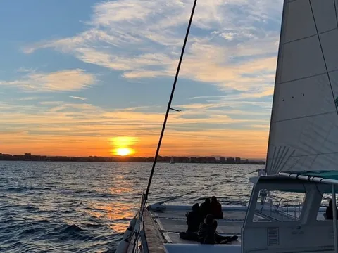 Puesta de sol desde catamarán en la costa de Valencia