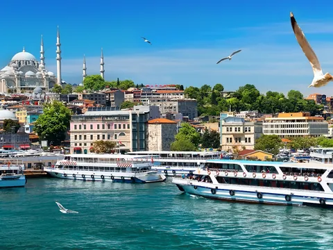 Cruceros navegando por el Bósforo frente a Estambul, Turquía