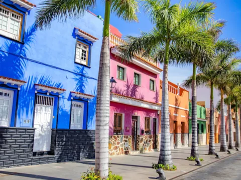 Casas coloniales de colores en el centro histórico de Santa Cruz de Tenerife.