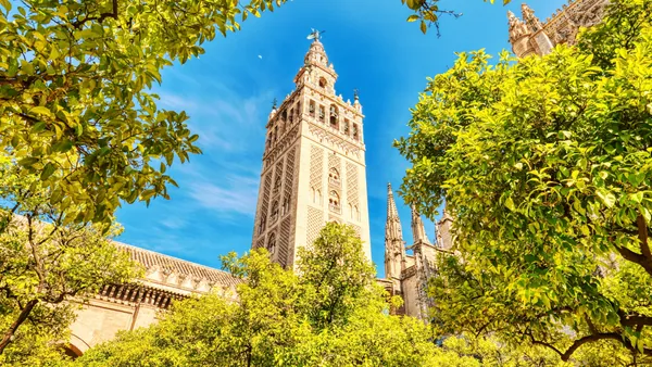 La imponente Giralda de Sevilla en un día soleado