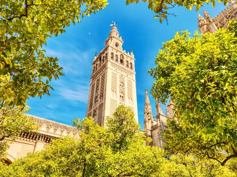 La imponente Giralda de Sevilla en un día soleado
