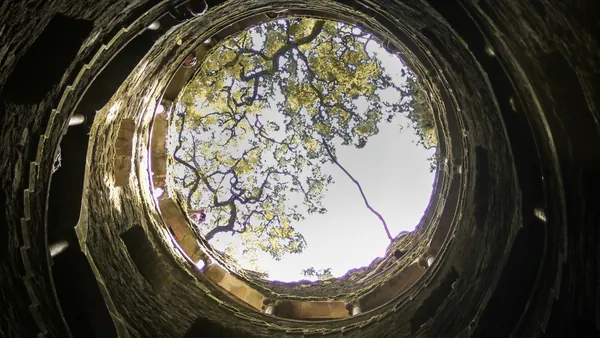 Vista vertical desde el interior del Pozo Iniciático de la Quinta da Regaleira, Sintra