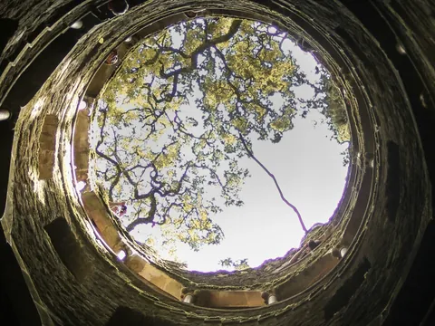 Vista vertical desde el interior del Pozo Iniciático de la Quinta da Regaleira, Sintra