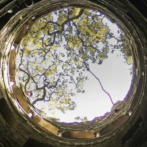 Vista vertical desde el interior del Pozo Iniciático de la Quinta da Regaleira, Sintra