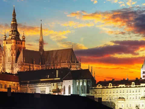 Castillo de Praga con la Catedral de San Vito iluminado al atardecer en Praga.