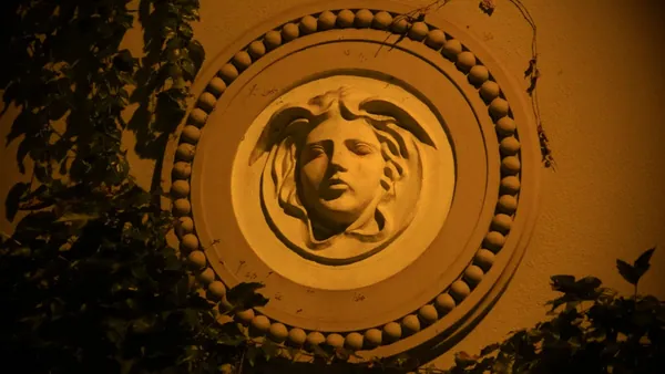 Misteriosa figura de la que se revelará el significado en el tour nocturno de Bucarest.