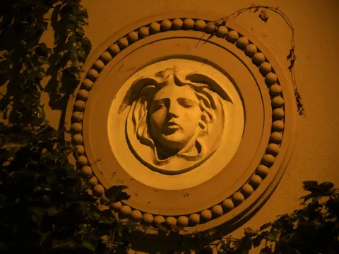 Misteriosa figura de la que se revelará el significado en el tour nocturno de Bucarest.