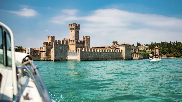 El paseo en barco en Sirmione te permitirá ver sus principales monumentos desde un nuevo punto de vista.