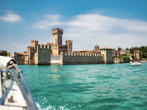 El paseo en barco en Sirmione te permitirá ver sus principales monumentos desde un nuevo punto de vista.