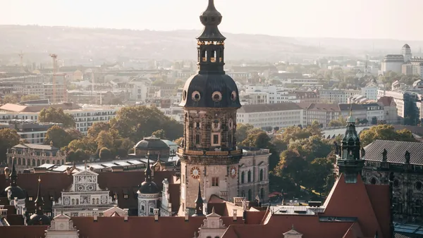 Vistas panorámicas de los tejados y la torre Hausmannsturm en Dresde, Alemania