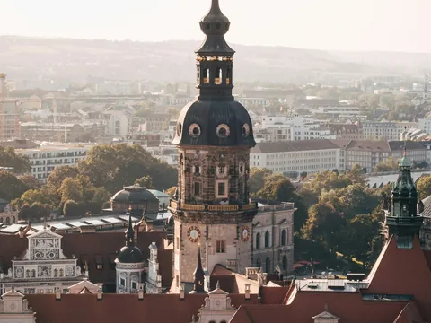 Vistas panorámicas de los tejados y la torre Hausmannsturm en Dresde, Alemania