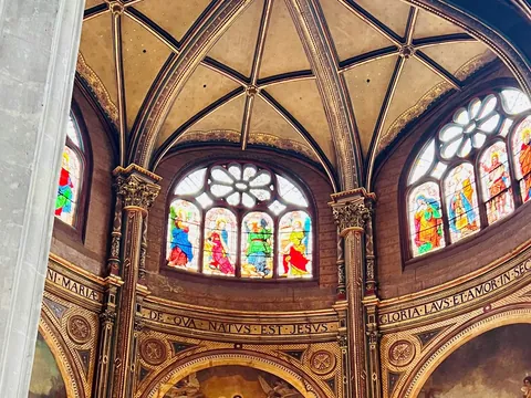 Bóvedas y vitrales de la Iglesia de San Roque en París