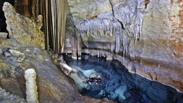 Rodeada de paisajes verdes y acantilados, la Cova de Coloms ofrece una experiencia única en la naturaleza.