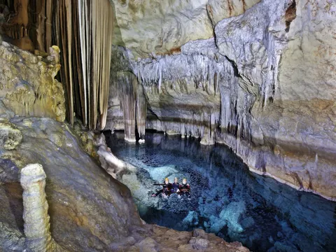 Rodeada de paisajes verdes y acantilados, la Cova de Coloms ofrece una experiencia única en la naturaleza.