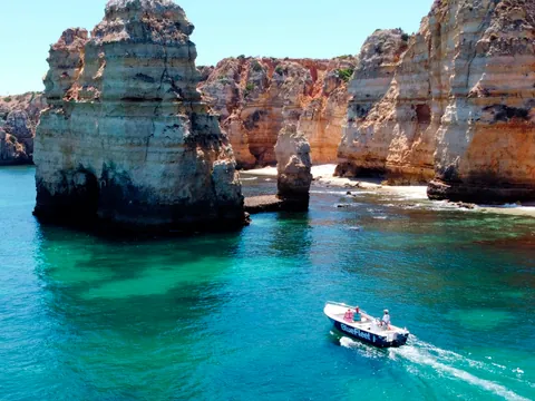paseo en barco Costa Lagos Ponta Piedade Grutas Ponta Delgada Crucero catamarán Algarve