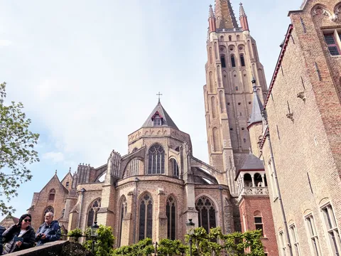 vista exterior de nuestra señora de brujas y torre