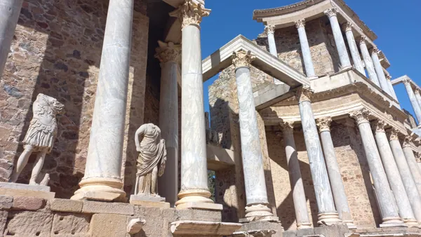estatuas-sin-cabeza-anfiteatro-romano-tou-pie-merida-con-entrada.jpg
