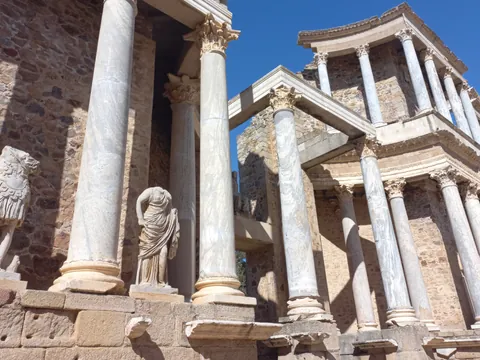 estatuas-sin-cabeza-anfiteatro-romano-tou-pie-merida-con-entrada.jpg