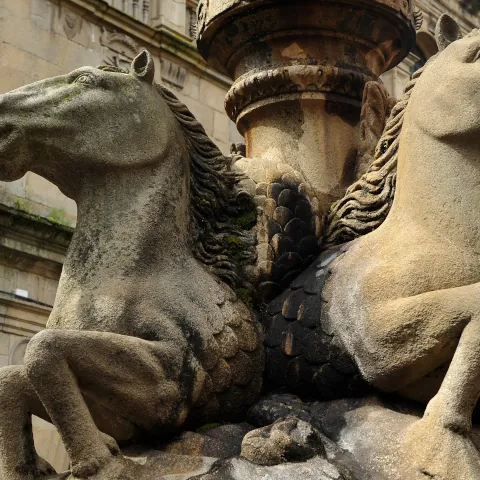 Escultura en la Plaza de Platerias de Santiago de Compostela- que ver en Santiago - Buendía Tours