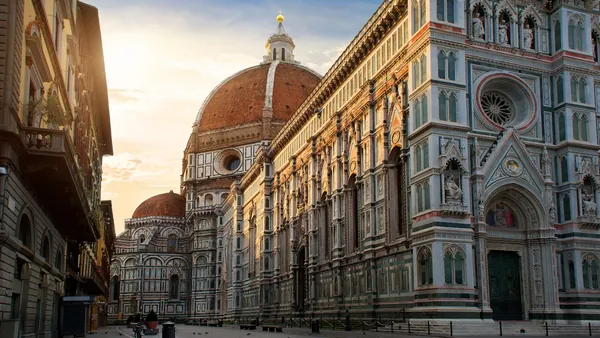 Fachada del Duomo de Florencia con su cúpula y detalles arquitectónicos.