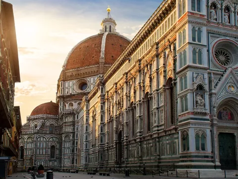 Fachada del Duomo de Florencia con su cúpula y detalles arquitectónicos.