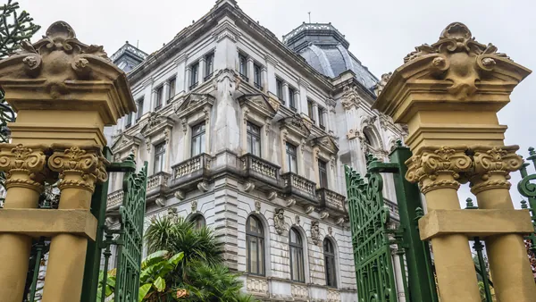 Fachada de la Junta General del Principado de Asturias en Oviedo, edificio histórico con detalles arquitectónicos clásicos.