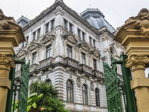 Fachada de la Junta General del Principado de Asturias en Oviedo, edificio histórico con detalles arquitectónicos clásicos.