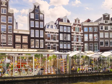 Mercado de las flores en Ámsterdam junto a los canales y casas tradicionales holandesas